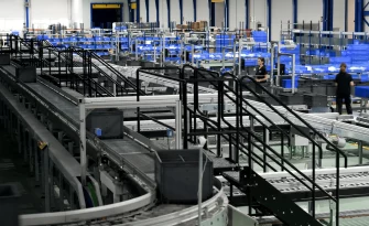 Ajusa revoluciona su logística con uno de los almacenes robotizados más grandes de Europa
