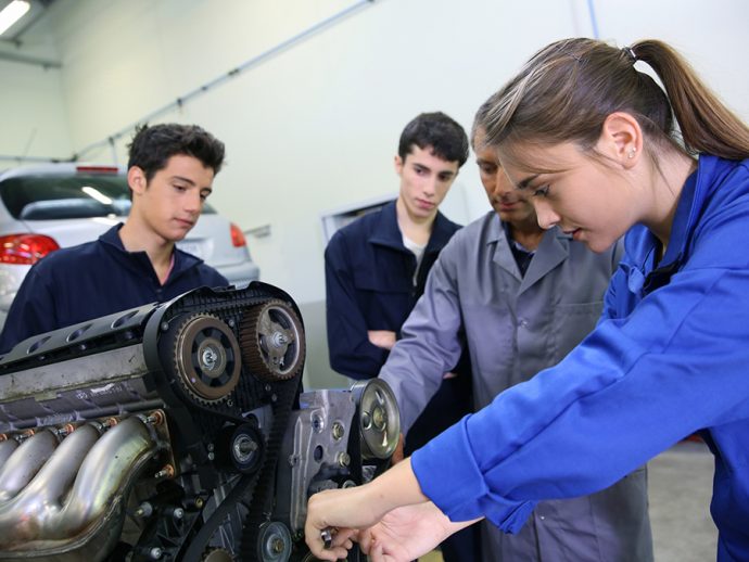 CETRAA y CONEPA llevan la formación continua del taller de vehículos al Parlamento