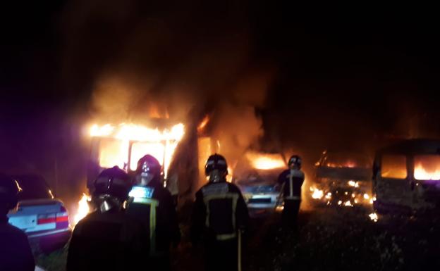 coches ardiendo en desguace ilegal Cantabria