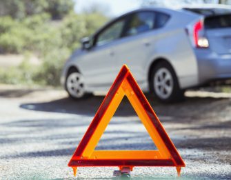 La DGT quiere sustituir los triángulos de emergencia por nuevas señales luminosas