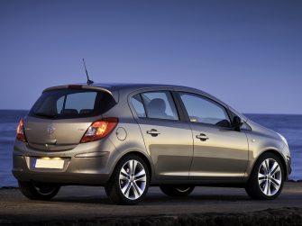 Desmontaje y montaje del eje trasero de un Opel Corsa IV