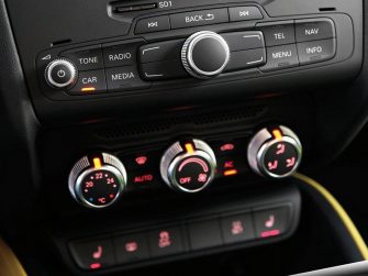 Desmontaje y montaje del condensador de climatización en un Audi A1