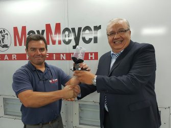 Reauxi entregó el premio al ganador del concurso de Motortec ‘Se busca mejor pintor’
