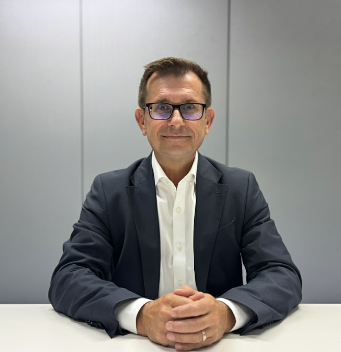 GILLES REDARD Gilles Redard, Director de Operaciones Grupo Mobius