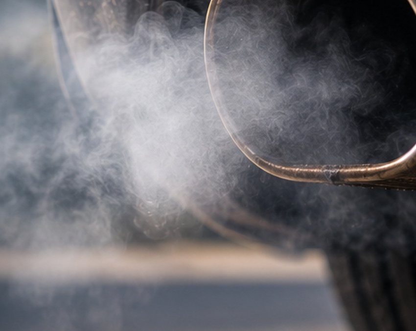 Humo del escape como síntoma de una avería del motor