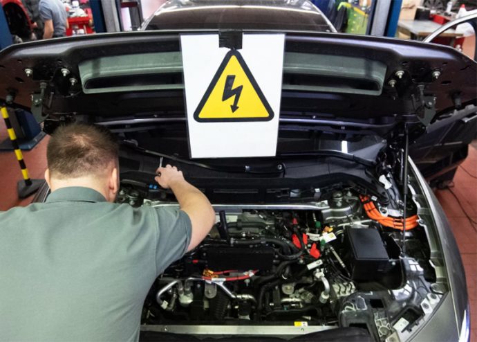 Industria Ganvam Aedive presentan cuaderno de recomendaciones para reparación de coches eléctricos