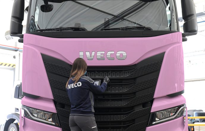 IVECO apoya AECC en el Día Internacional contra el cáncer de mama