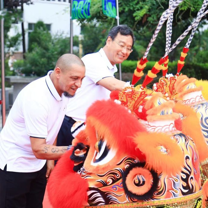 Roberto Carlos visited Linglong Tire's Zhaoyuan Roberto Carlos visited Linglong Tire's Zhaoyuan