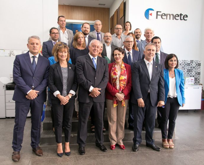 Magdalena Valerio ministra de Trabajo visita Femete Tenerife