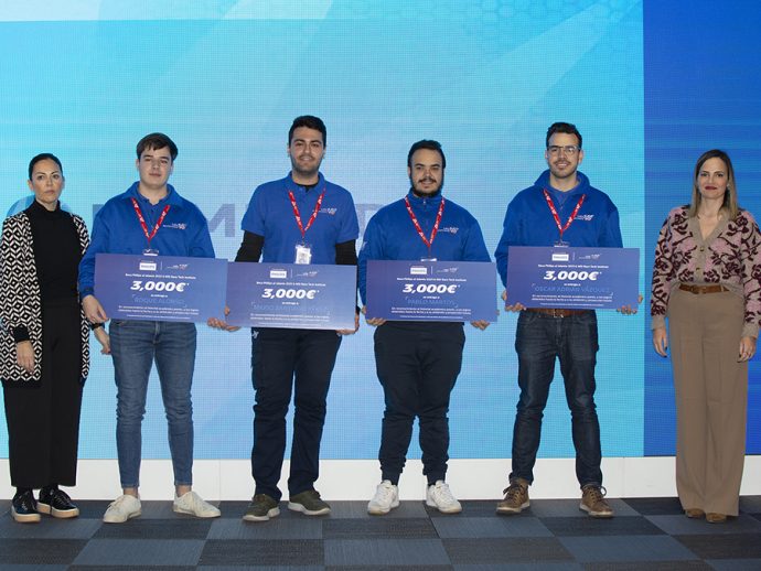 Mariano Santiago, Roque Alonso, Pablo Martos y Oscar Adrián Vázquez reciben las Becas Philips al Talento 2023 en el MSi Race Tech Institute