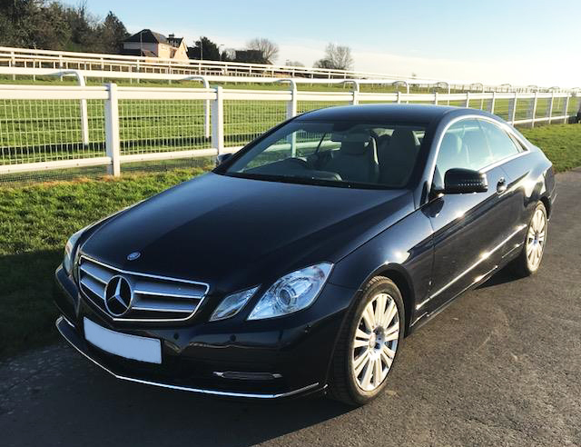 Mercedes-Benz Clase E 207 sustitución de las pastillas delanteras