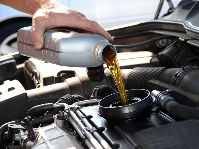 Neumáticos frenos refrigeración y niveles de líquidos revisiones clave del coche tras el verano