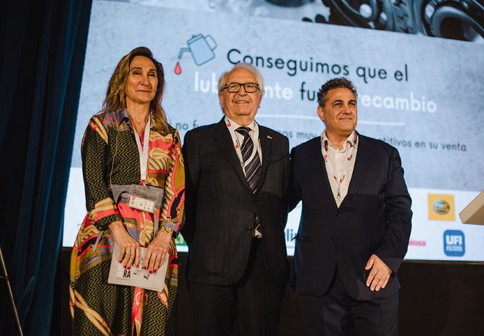 Nines García de la Fuente y Juan Carlos Martín entregan Insignia de Ancera a Pedro Parra en 35 Congreso de Ancera