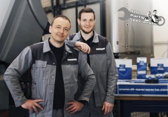 Los «manitas» de Diesel Technic le meten mano a la bomba de agua
