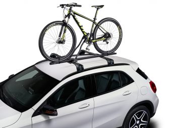 CRUZ presenta el portabicicletas de techo Race Dark y la nueva versión de su Criterium