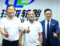 Roberto Carlos visita la fábrica de Linglong Tire en China