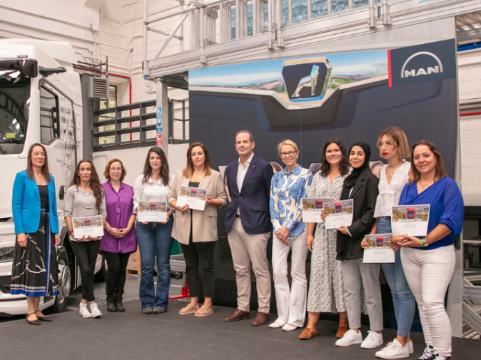 tercera edición de las becas WoMAN