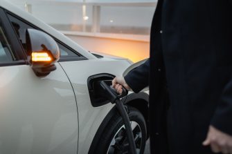 GAC regala un cargador doméstico a los 100 primeros clientes de AION en España