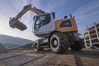 Apollo Tyres lanza el AWE 733, un neumático de flotación para excavadoras