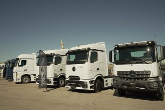 Daimler Truck reúne a 300 clientes y 12 camiones en Jarama por los 130 años del camión